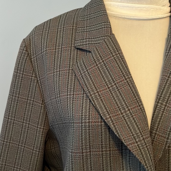 Alfred Dunner Women’s gray/purple plaid design, missing 1 button size 14,$13 - Picture 2 of 7